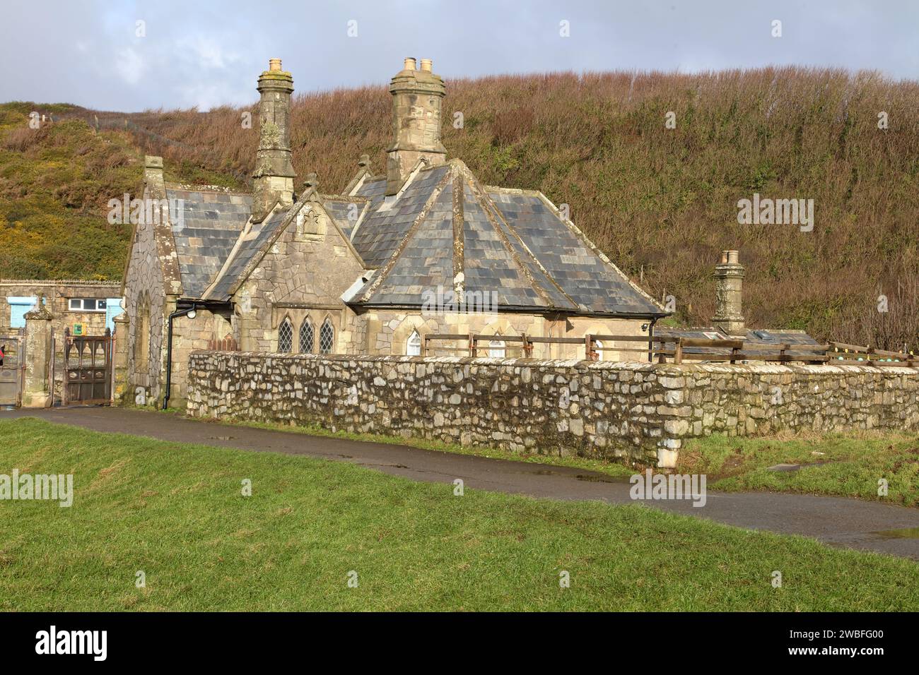 La maison des gardiens de la porte qui était autrefois l'entrée du château de Dunraven dans la baie pittoresque de Southerndown à côté du musée de la côte du patrimoine. Banque D'Images