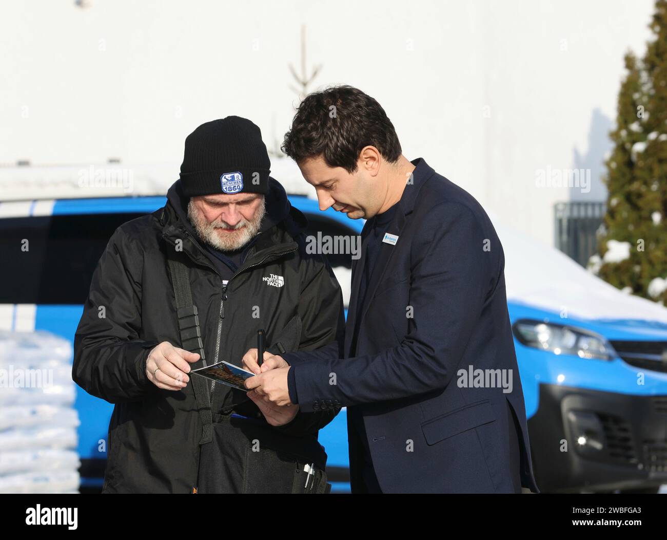 München, Deutschland 10. Janvier 2024 : Fussball, Herren, saison 2023/2024, TSV 1860 München, Pressekonferenz Argirios Giannikis, Trainer (TSV 1860 München) (retour) Gibt einem Fan das erste Autogramm Banque D'Images