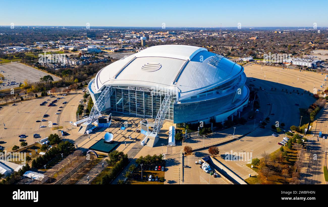 Arlington, Texas - 29 décembre 2023 : L'AT&T Stadium, achevé en 2009, accueille l'équipe de football NFL Dallas Cowboys. Banque D'Images