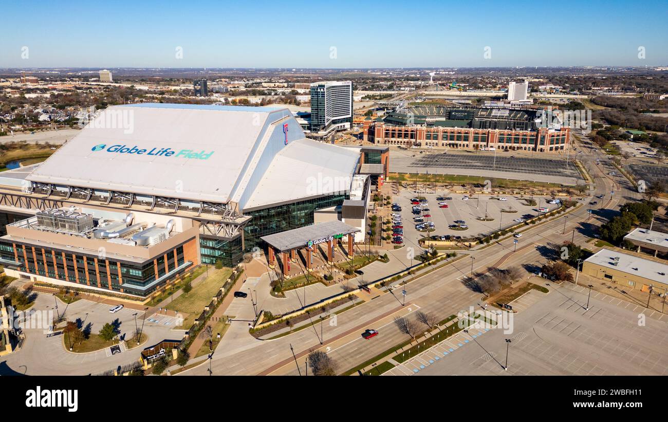 Arlington, TX - 29 décembre 2023 : Globe Life Field et Choctaw Stadium Banque D'Images
