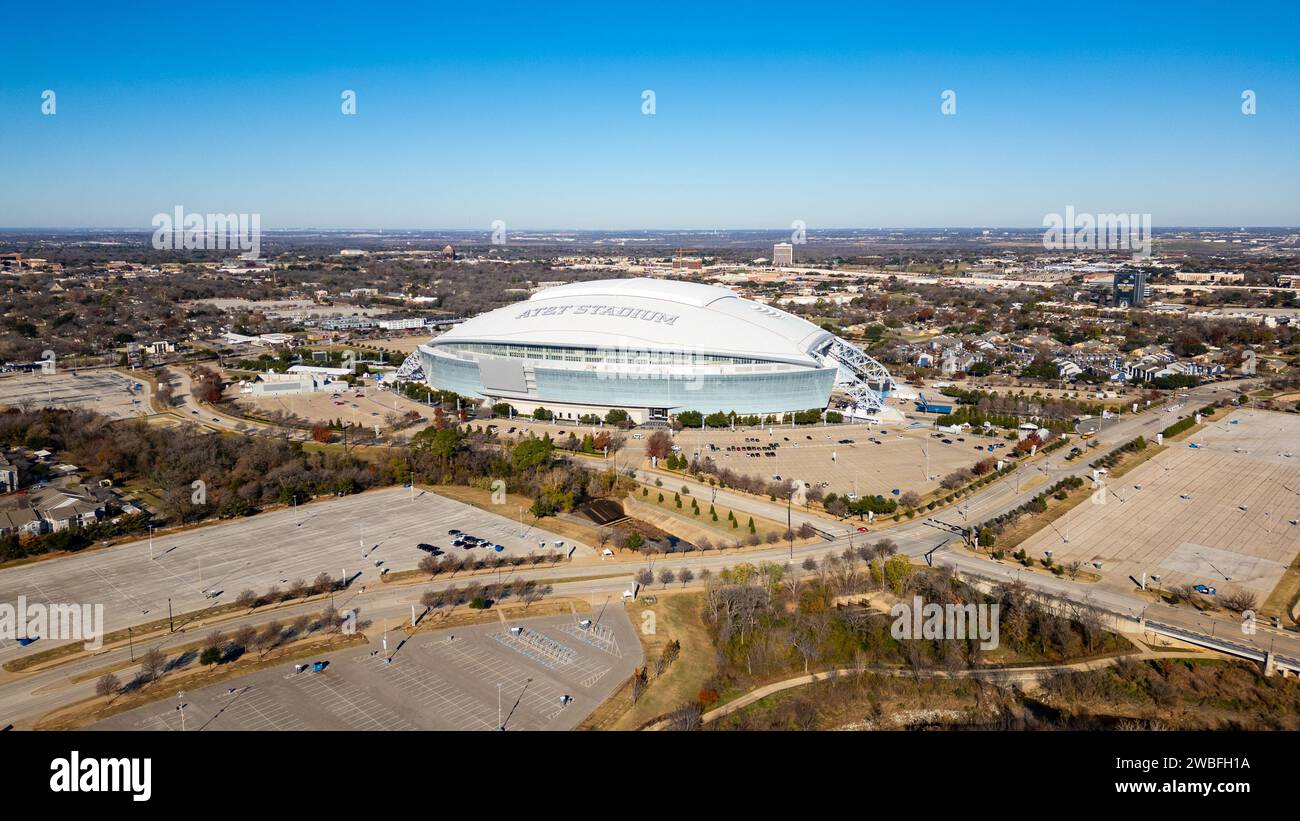 Arlington, Texas - 29 décembre 2023 : L'AT&T Stadium, achevé en 2009, accueille l'équipe de football NFL Dallas Cowboys. Banque D'Images