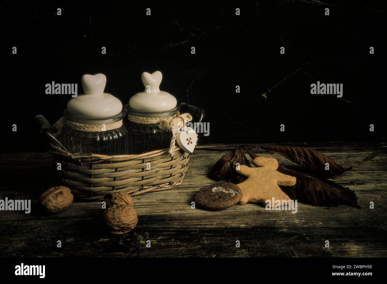 nature morte : verre de vin, tableau peint, biscuits, vases, feuilles Banque D'Images