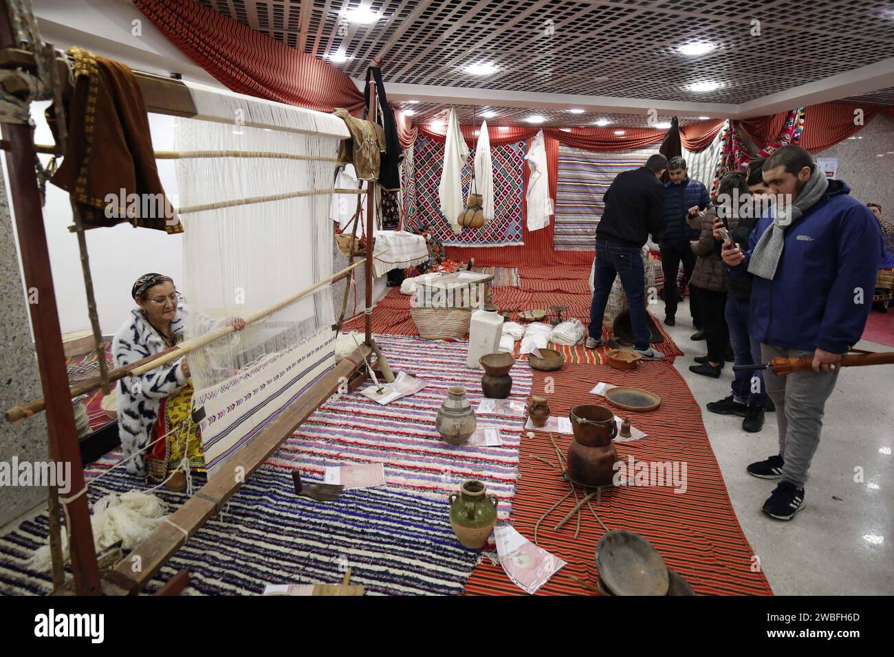 Alger. 10 janvier 2024. Les gens visitent un marché amazigh du nouvel an à Alger, Algérie, le 10 janvier 2024. Crédit : Xinhua/Alamy Live News Banque D'Images