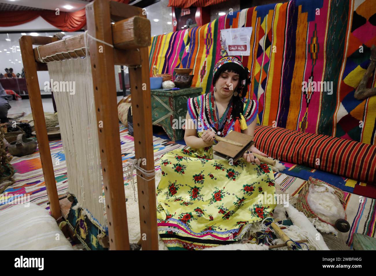 Alger. 10 janvier 2024. Une femme démontre des compétences traditionnelles à un marché amazigh du nouvel an à Alger, en Algérie, le 10 janvier 2024. Crédit : Xinhua/Alamy Live News Banque D'Images