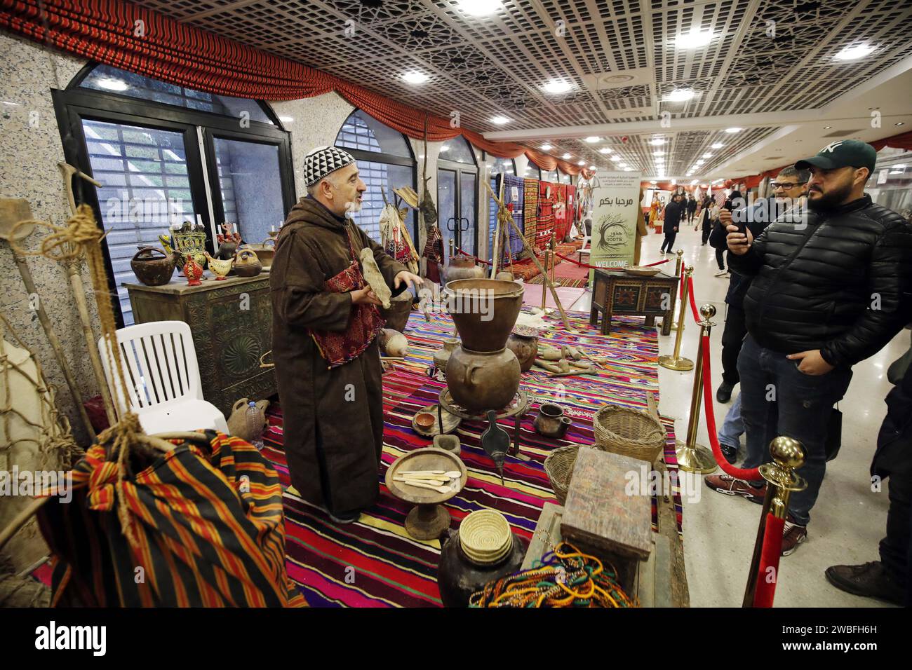 Alger. 10 janvier 2024. Les gens visitent un marché amazigh du nouvel an à Alger, Algérie, le 10 janvier 2024. Crédit : Xinhua/Alamy Live News Banque D'Images