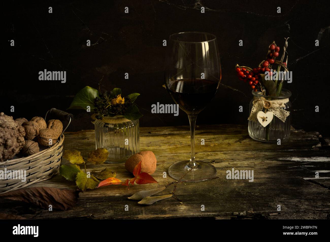 nature morte : verre de vin, tableau peint, biscuits, vases, feuilles Banque D'Images