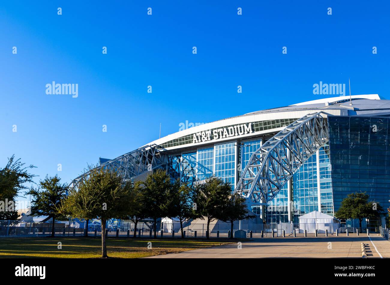 Arlington, Texas - 28 décembre 2023 : L'AT&T Stadium, achevé en 2009, accueille l'équipe de football NFL Dallas Cowboys. Banque D'Images