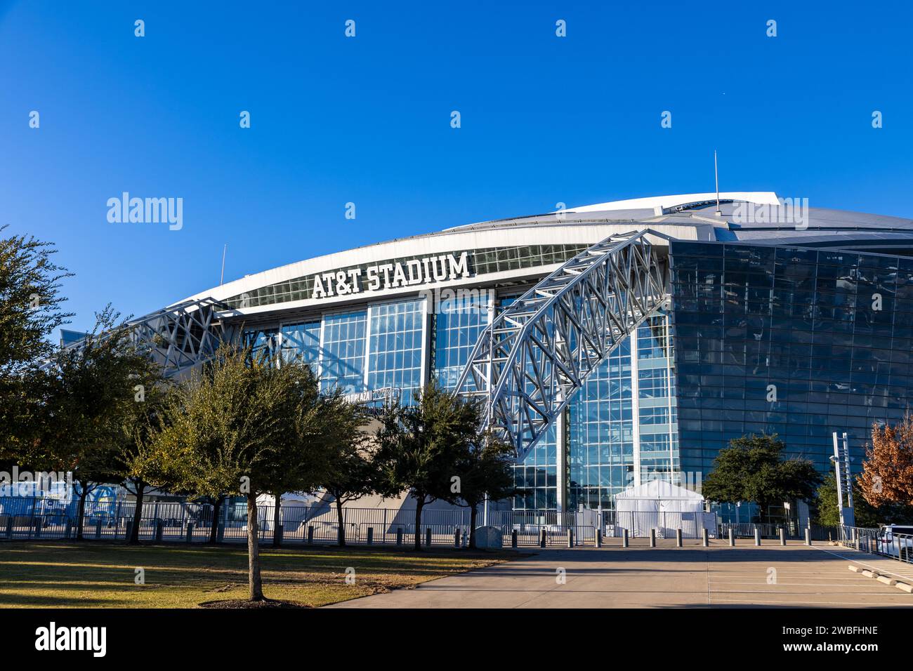 Arlington, Texas - 28 décembre 2023 : L'AT&T Stadium, achevé en 2009, accueille l'équipe de football NFL Dallas Cowboys. Banque D'Images