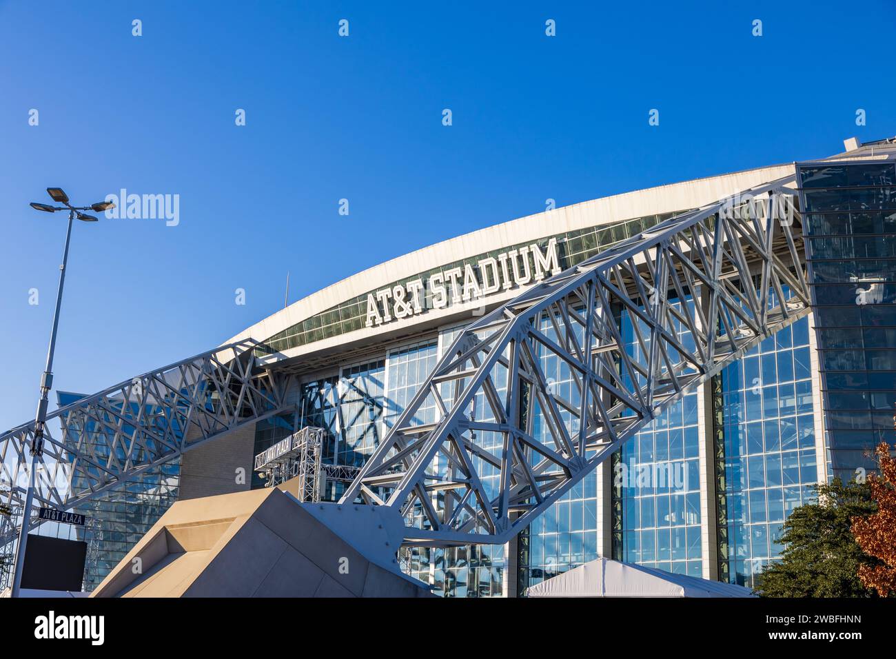 Arlington, Texas - 28 décembre 2023 : L'AT&T Stadium, achevé en 2009, accueille l'équipe de football NFL Dallas Cowboys. Banque D'Images