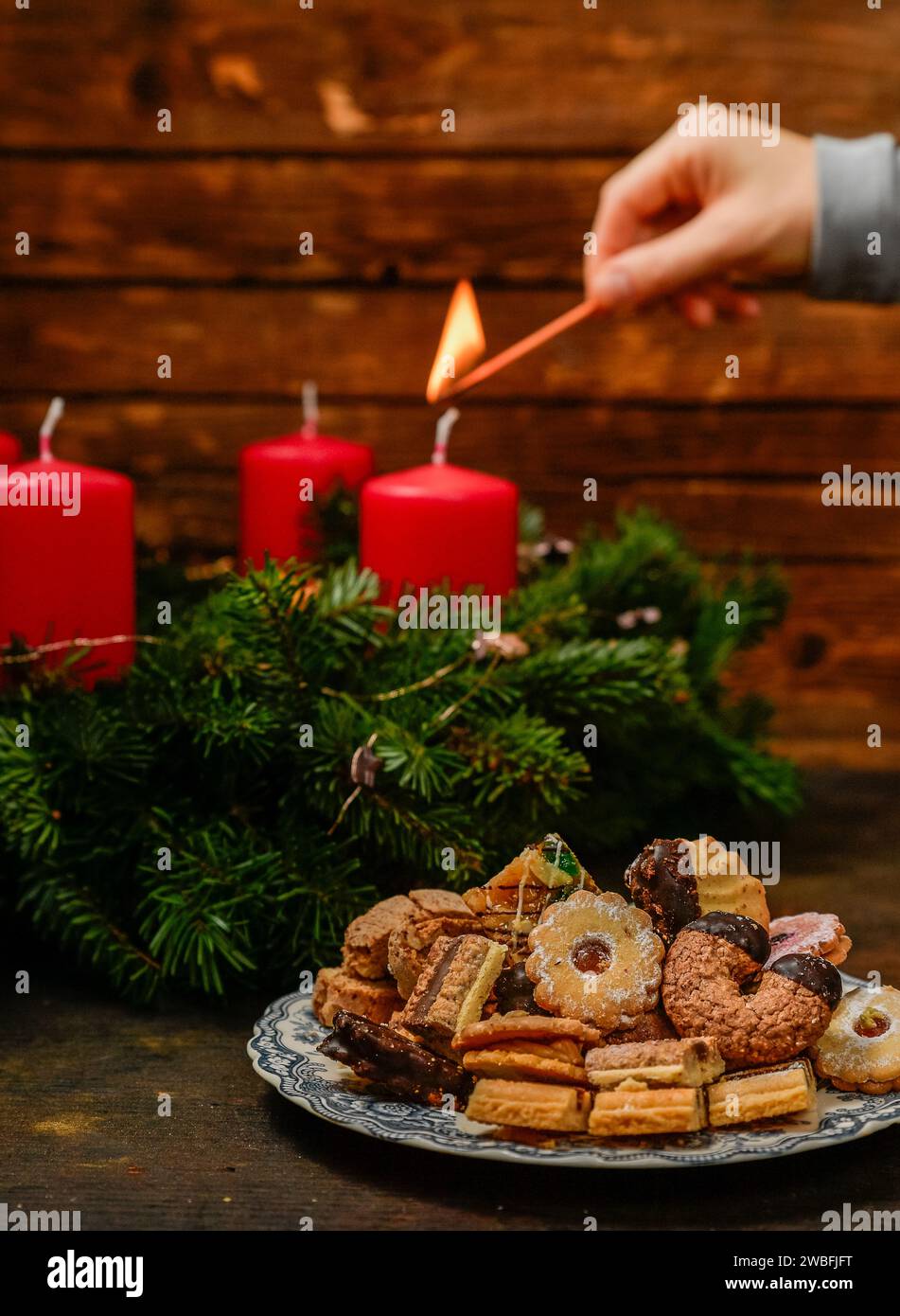 Noël traditionnel avec couronne de l'Avent avec bougies rouges et biscuits de Noël Banque D'Images