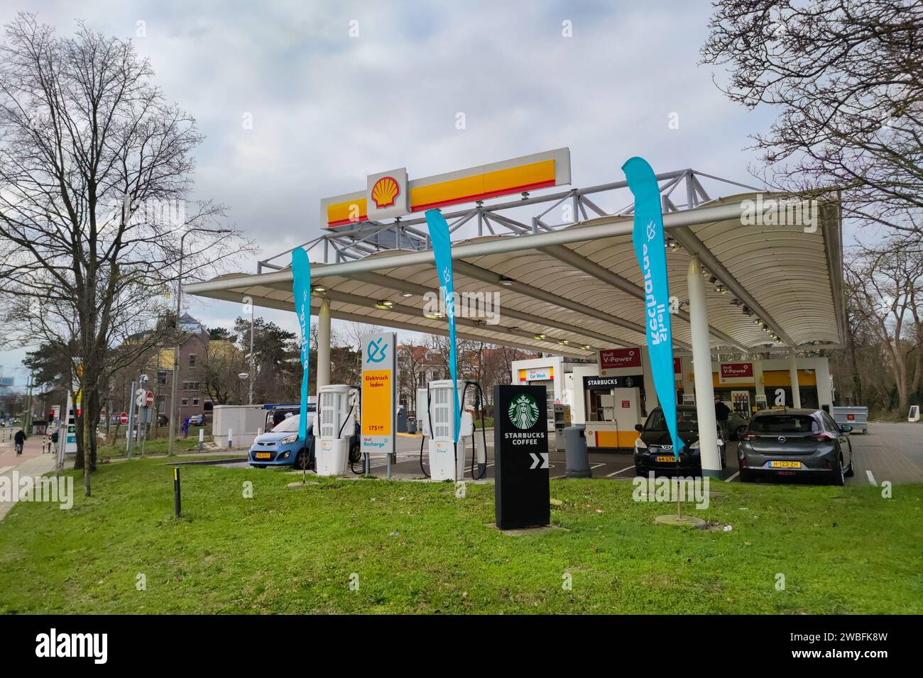 Station-service de la société Shell dans la ville de la Haye, pays-Bas Banque D'Images