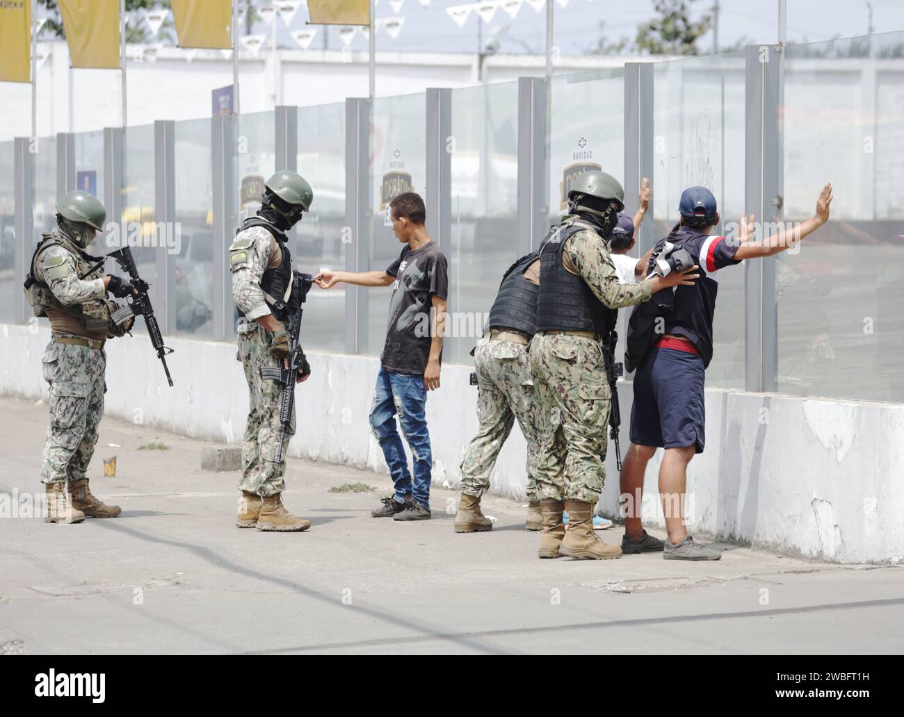 GYE-OPERATIVO MILITAR Guayaquil, miÃ rcoles 10 de enero del 2024 une contingente de militares realizaron un operativo tipo CAMEX a la altura del km. 13,5 de la via a Daule. La ATM tambiÃ n participo del operativo. CÃ sar Munoz/API Guayaquil Guayas Ecuador CLJ-GYE-OPERATIVOMILITAR-570709e927e2e98dbef4b8ef65d4f980 *** GYE OPERATIVO MILITAR Guayaquil, le mercredi 10 janvier, 2024 Un contingent de militaires a effectué une opération de type CAMEX au km 13 5 sur la route de Daule l'ATM a également participé à l'opération photos CÃ sar Munoz API Guayaquil Guayas Ecuador CLJ GYE OPERATIVOMILI Banque D'Images