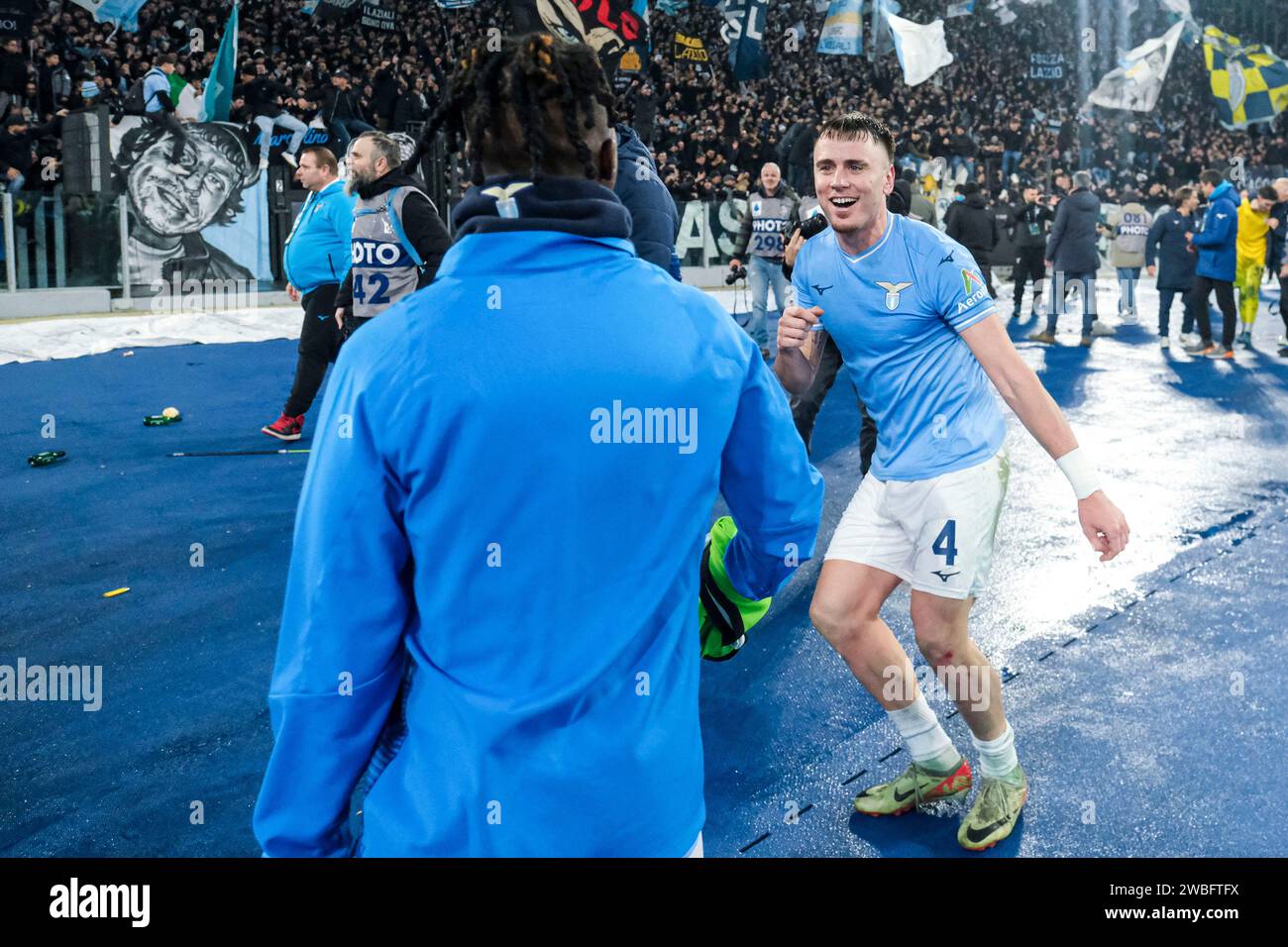 Les SS Lazio remportent le match et célèbrent avec leurs supporters lors du match de quart de finale de la coupe d'italie SS Lazio vs AS Roma au stade Olimpico le 10 janvier 2024, à Rome. Banque D'Images Les SS Lazio remportent le match et célèbrent avec leurs supporters lors du match de quart de finale de la coupe d'italie SS Lazio vs AS Roma au stade Olimpico le 10 janvier 2024, à Rome. Banque D'Images