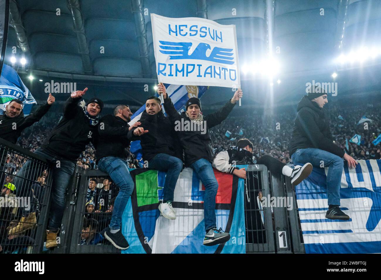 Les supporters célèbrent la victoire lors du match de football des quarts de finale de la coupe d'italie SS Lazio vs AS Roma au stade Olimpico le 10 janvier 2024, à Rome. Banque D'Images Les supporters célèbrent la victoire lors du match de football des quarts de finale de la coupe d'italie SS Lazio vs AS Roma au stade Olimpico le 10 janvier 2024, à Rome. Banque D'Images