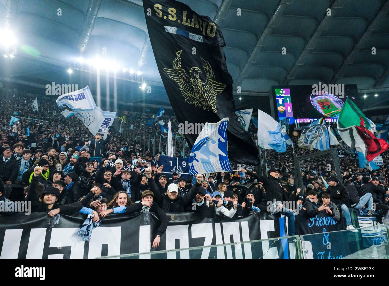 Les supporters célèbrent la victoire lors du match de football des quarts de finale de la coupe d'italie SS Lazio vs AS Roma au stade Olimpico le 10 janvier 2024, à Rome. Banque D'Images Les supporters célèbrent la victoire lors du match de football des quarts de finale de la coupe d'italie SS Lazio vs AS Roma au stade Olimpico le 10 janvier 2024, à Rome. Banque D'Images