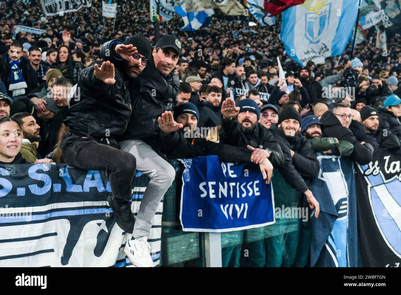 Les supporters célèbrent la victoire lors du match de football des quarts de finale de la coupe d'italie SS Lazio vs AS Roma au stade Olimpico le 10 janvier 2024, à Rome. Banque D'Images Les supporters célèbrent la victoire lors du match de football des quarts de finale de la coupe d'italie SS Lazio vs AS Roma au stade Olimpico le 10 janvier 2024, à Rome. Banque D'Images