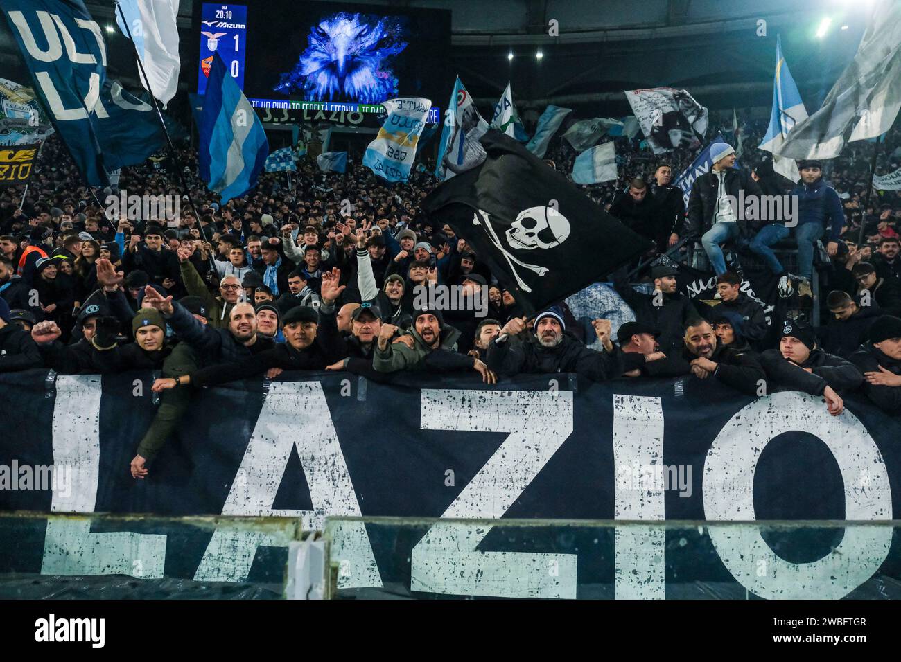 Les supporters célèbrent la victoire lors du match de football des quarts de finale de la coupe d'italie SS Lazio vs AS Roma au stade Olimpico le 10 janvier 2024, à Rome. Banque D'Images Les supporters célèbrent la victoire lors du match de football des quarts de finale de la coupe d'italie SS Lazio vs AS Roma au stade Olimpico le 10 janvier 2024, à Rome. Banque D'Images