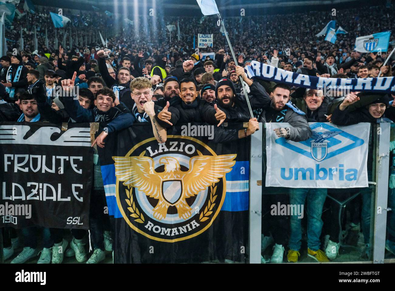 Les supporters célèbrent la victoire lors du match de football des quarts de finale de la coupe d'italie SS Lazio vs AS Roma au stade Olimpico le 10 janvier 2024, à Rome. Banque D'Images Les supporters célèbrent la victoire lors du match de football des quarts de finale de la coupe d'italie SS Lazio vs AS Roma au stade Olimpico le 10 janvier 2024, à Rome. Banque D'Images