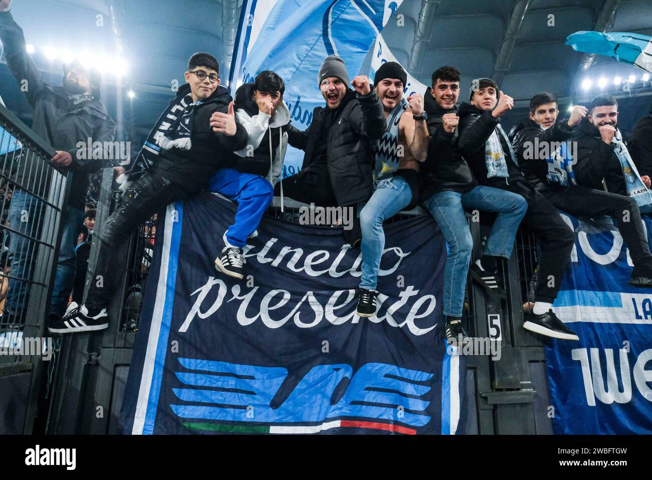 Les supporters célèbrent la victoire lors du match de football des quarts de finale de la coupe d'italie SS Lazio vs AS Roma au stade Olimpico le 10 janvier 2024, à Rome. Banque D'Images Les supporters célèbrent la victoire lors du match de football des quarts de finale de la coupe d'italie SS Lazio vs AS Roma au stade Olimpico le 10 janvier 2024, à Rome. Banque D'Images