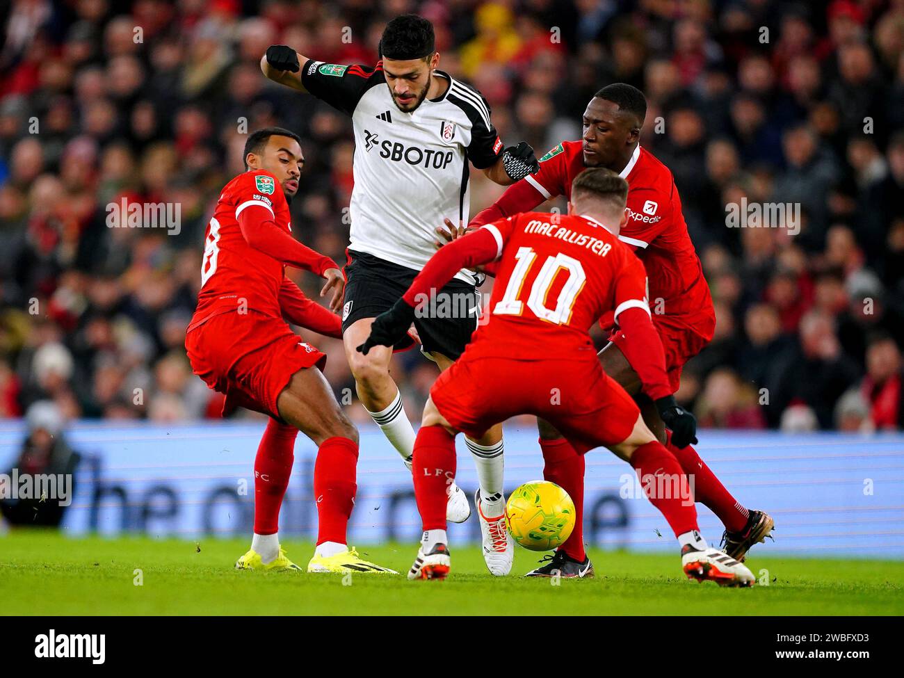 Raul Jimenez de Fulham se bat pour le ballon avec Alexis Mac Allister