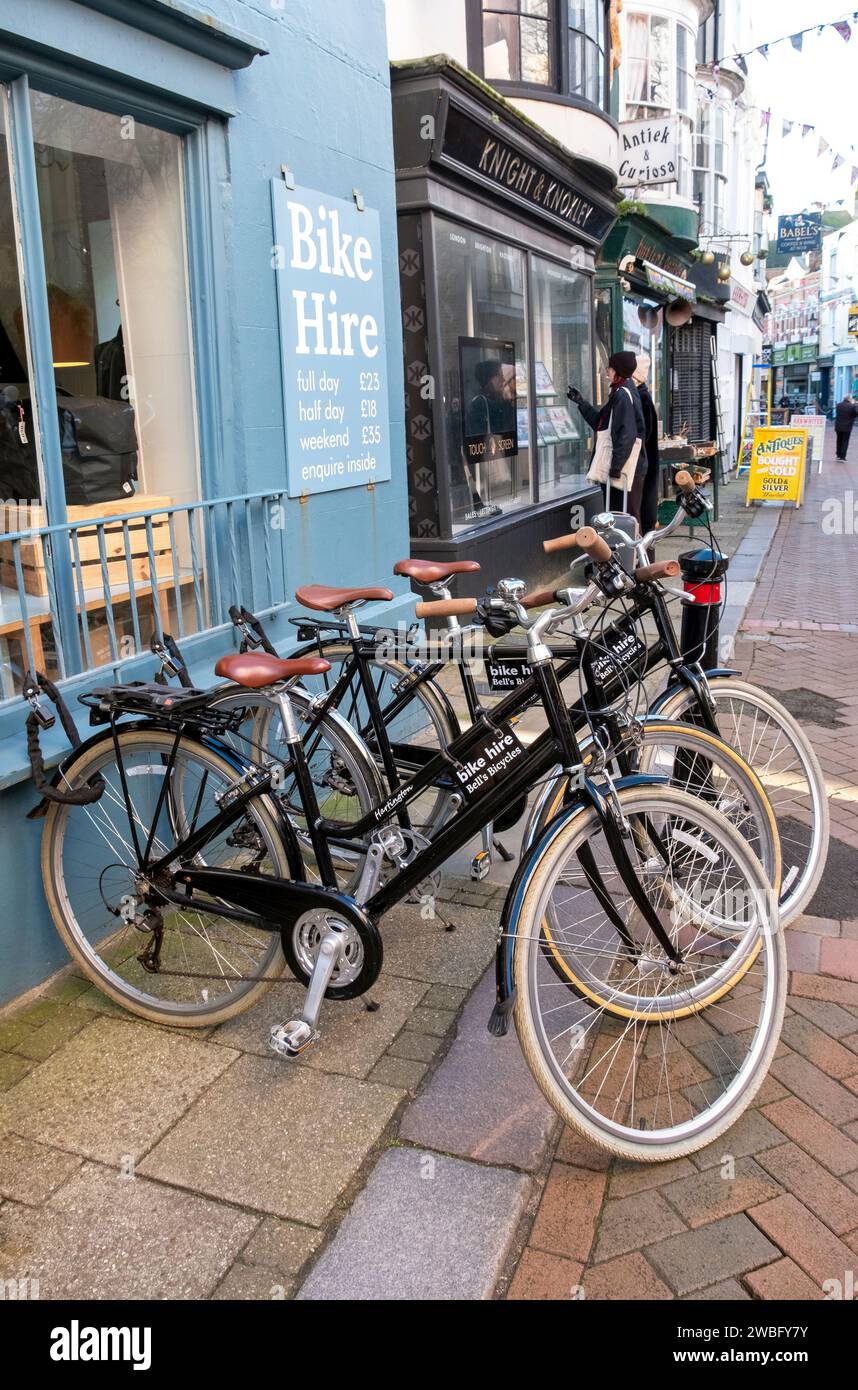 Location de vélos au magasin de vélos de George Street, Hastings Old Town, East Sussex, Royaume-Uni Banque D'Images