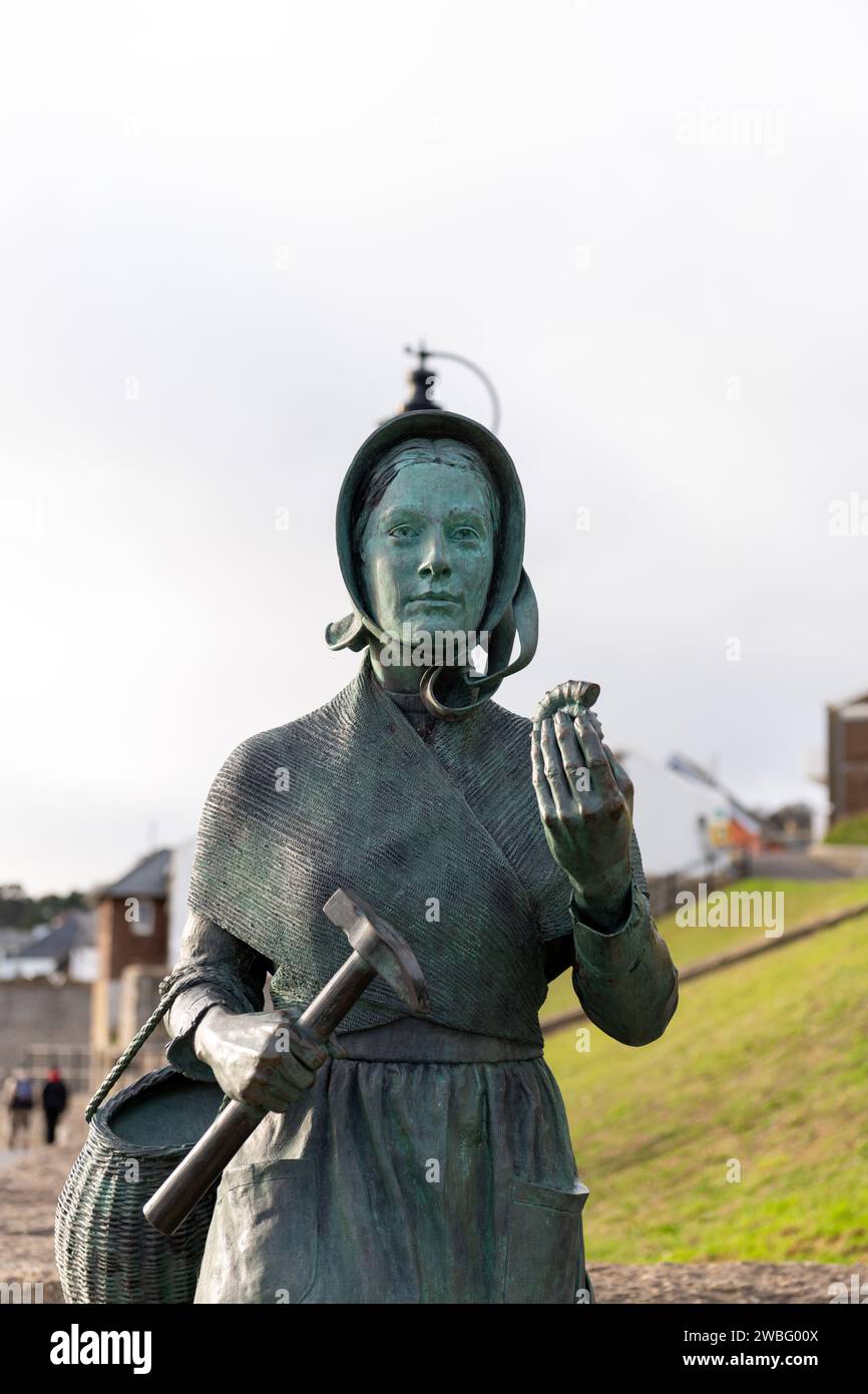 Photo de la statue de bronze de Mary Anning à Lyme Regis dans le Dorset Banque D'Images