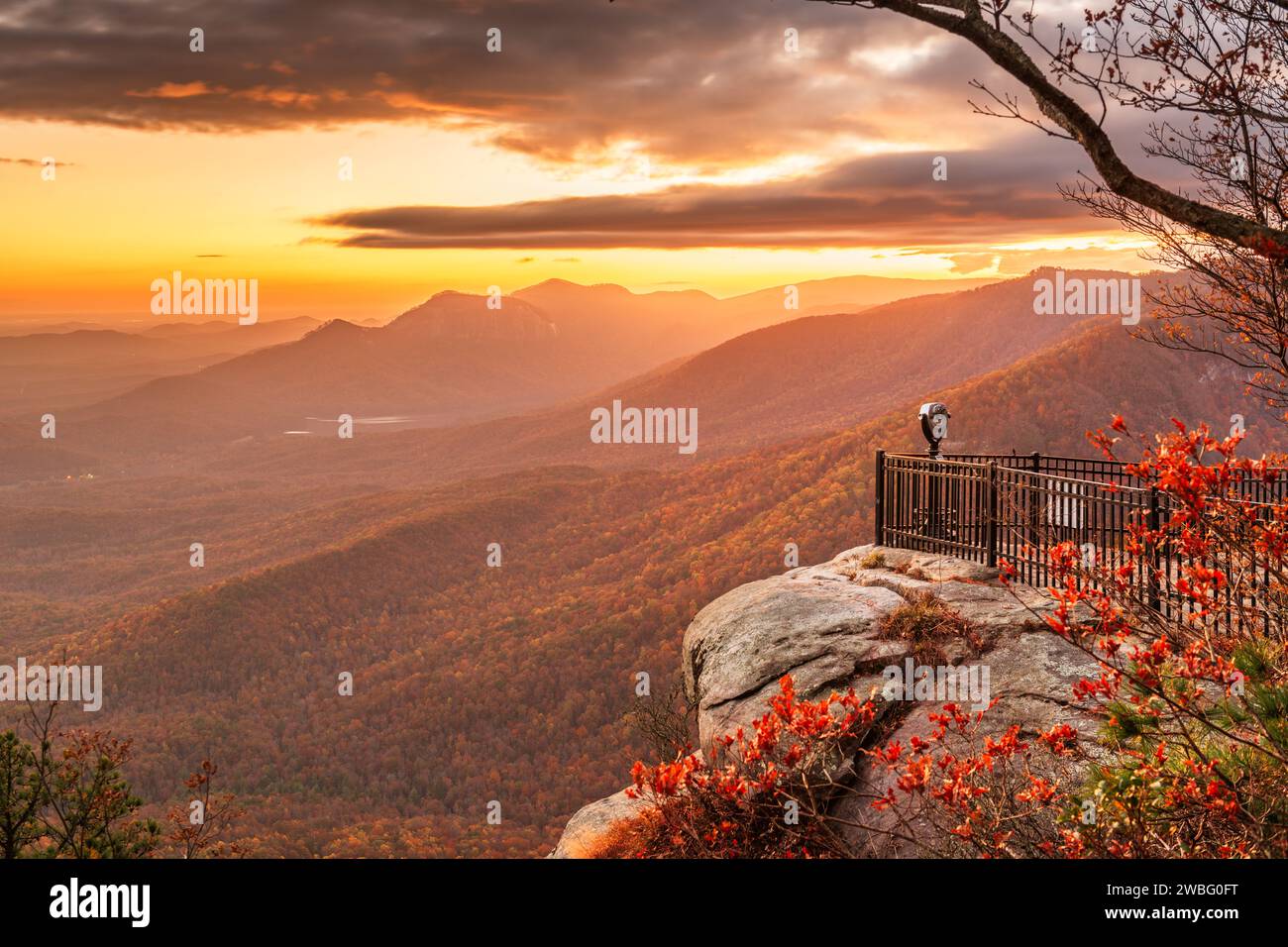 Parc d'État de Table Rock, Caroline du Sud, paysage des États-Unis au crépuscule en automne. Banque D'Images