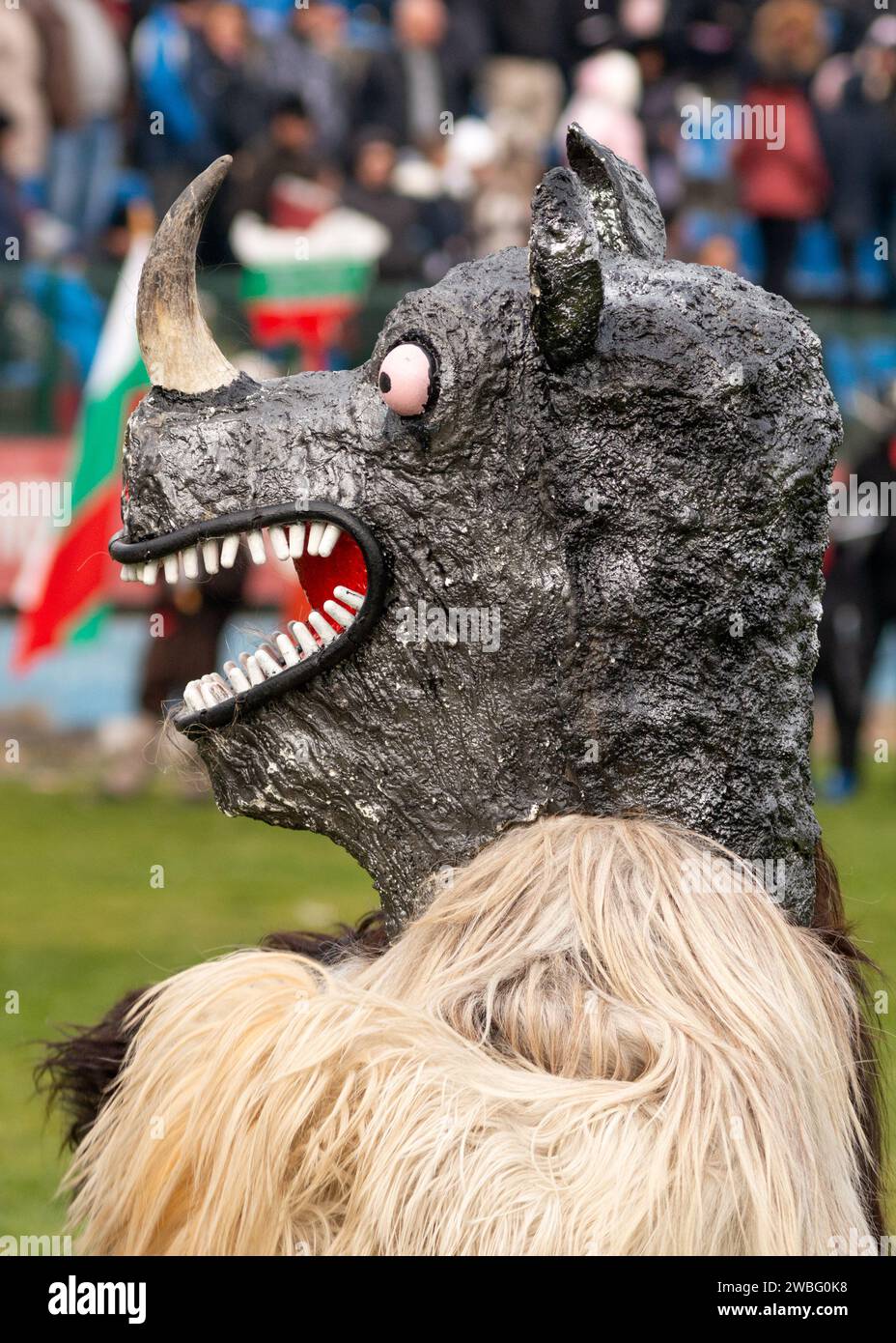 Participant portant un masque bizarre au festival annuel d'hiver Simitlia à Simitli, comté de Blagoevgrad, Bulgarie, Europe de l'est, Balkans, UE Banque D'Images