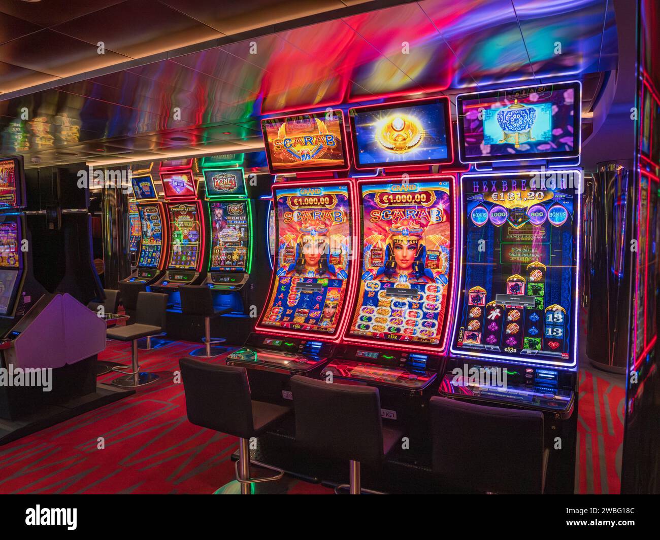 Machines à sous dans le Casino Signature MSC sur le MSC Euribia naviguant en Europe du Nord (juillet 23). Banque D'Images