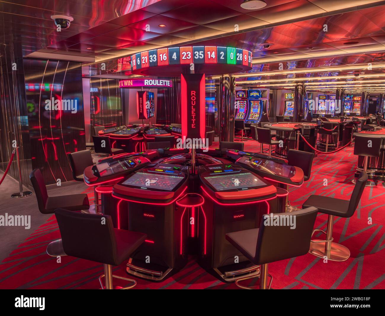 Roulette électronique et machines à sous dans le Casino Signature MSC sur le MSC Euribia naviguant en Europe du Nord (juillet 23). Banque D'Images
