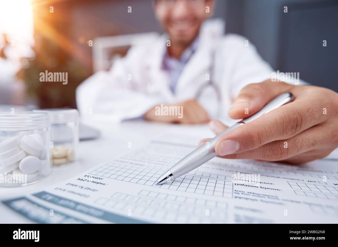 médecin prenant des notes ou une recette avec un stylo à crayon et du papier pour l'infirmière du patient gros plan. hôpital médical Banque D'Images