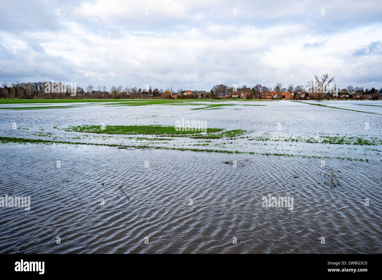 Hochwasser - überflutete Felder BEI Bohmte im Landkreis Osnabrück, Symbolfoto. Im Herbst und Winter 2023 kam es in Deutschland zu besonders intensiven Niederschlägen, die in den letzten Tagen des Jahres besonders in Norddeutschland zu flächigen Überschwemmungen führten. Nach wochenlangen intensiven Regenfällen waren viele Binnendeiche durchweicht und konnten dem Druck der angeschwollenen Flüsse nicht in jedem fall standhalten. Bohmte Bohmterheide Niedersachsen Deutschland *** champs inondés près de Bohmte dans le district de Osnabrück, photo symbolique à l'automne et l'hiver 2023, Allemagne expérie Banque D'Images