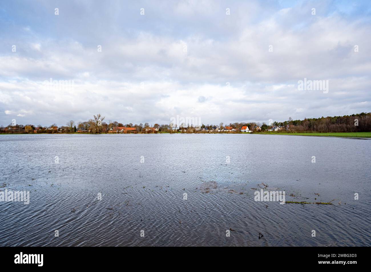 Hochwasser - überflutete Felder BEI Bohmte im Landkreis Osnabrück, Symbolfoto. Im Herbst und Winter 2023 kam es in Deutschland zu besonders intensiven Niederschlägen, die in den letzten Tagen des Jahres besonders in Norddeutschland zu flächigen Überschwemmungen führten. Nach wochenlangen intensiven Regenfällen waren viele Binnendeiche durchweicht und konnten dem Druck der angeschwollenen Flüsse nicht in jedem fall standhalten. Bohmte Bohmterheide Niedersachsen Deutschland *** champs inondés près de Bohmte dans le district de Osnabrück, photo symbolique à l'automne et l'hiver 2023, Allemagne expérie Banque D'Images