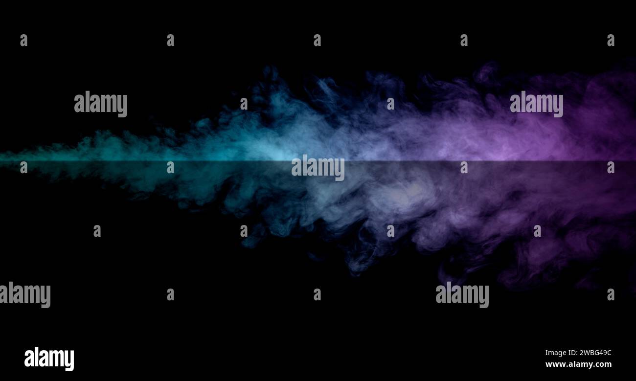 Surface noire réfléchissante avec des nuages de fumée bleue et violette se mélangeant dans le fond noir Banque D'Images