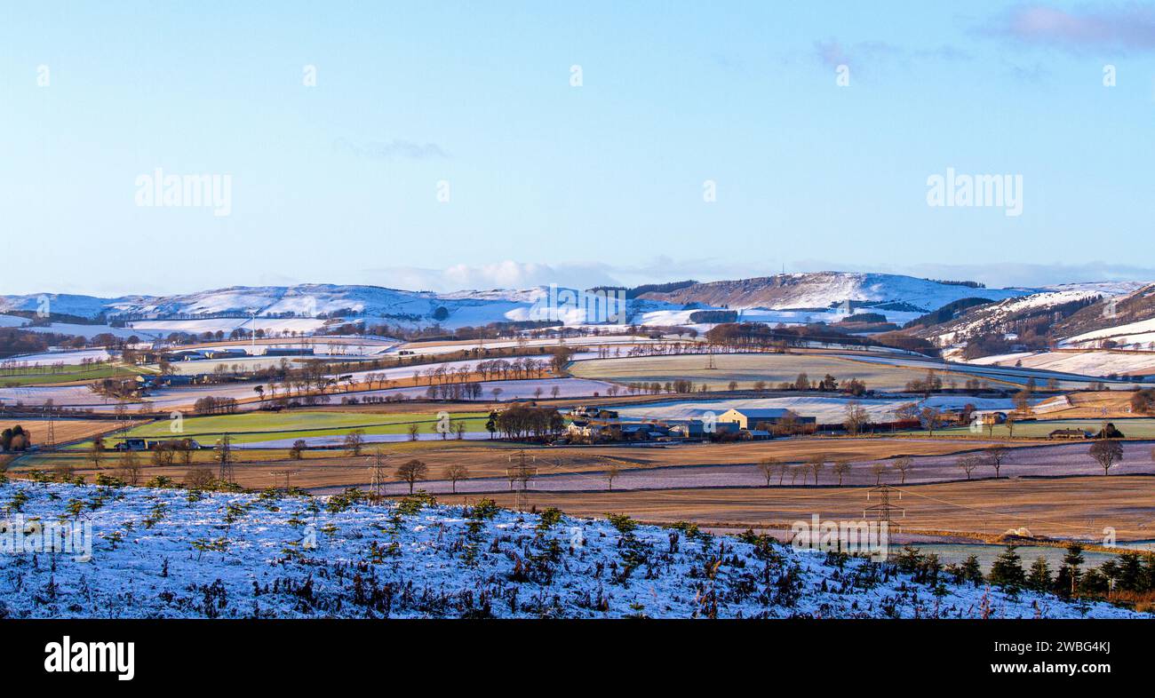 Le faible ensoleillement hivernal reflète un paysage enneigé vif sur les collines Sidlaw de Dundee et la campagne environnante en Écosse, au Royaume-Uni Banque D'Images