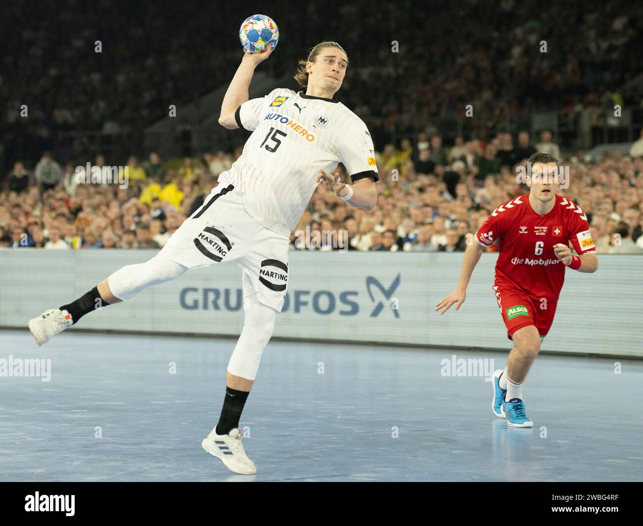 JURI Knorr (Deutschland, #15) verwandelt einen Siebenmeter. Dabei Cedrie Tynowski (Schweiz, #06). GER, Deutschland vs. Schweiz, Handball, Maenner, EHF Euro 2024, Gruppe A, 1. Spieltag, 10.01.2024 photo : Eibner-Pressefoto/Thomas Haesler Banque D'Images