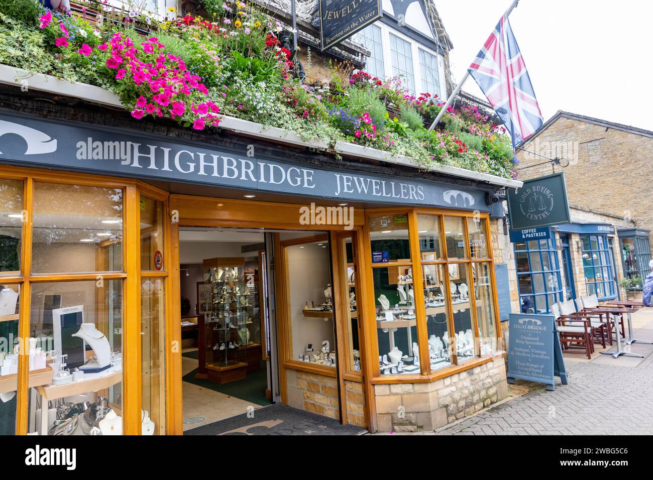 Bijoutiers anglais magasin dans le village de Bourton sur l'eau, Venise des Cotswolds, Angleterre, Royaume-Uni, 2023 Banque D'Images