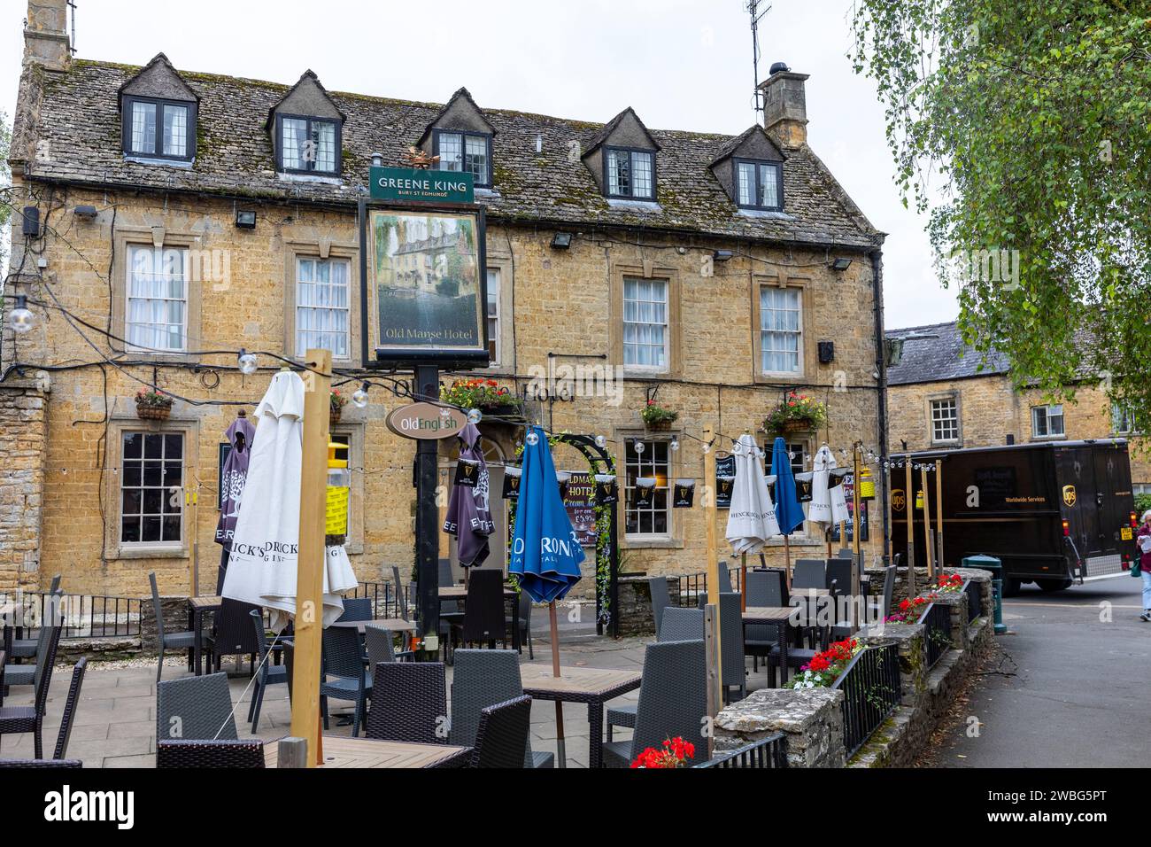 Bourton on the Water, pub de l'hôtel Old Manse avec tables extérieures et parasols dans ce village des cotswold, Gloucestershire, Angleterre, Royaume-Uni, 2023 Banque D'Images