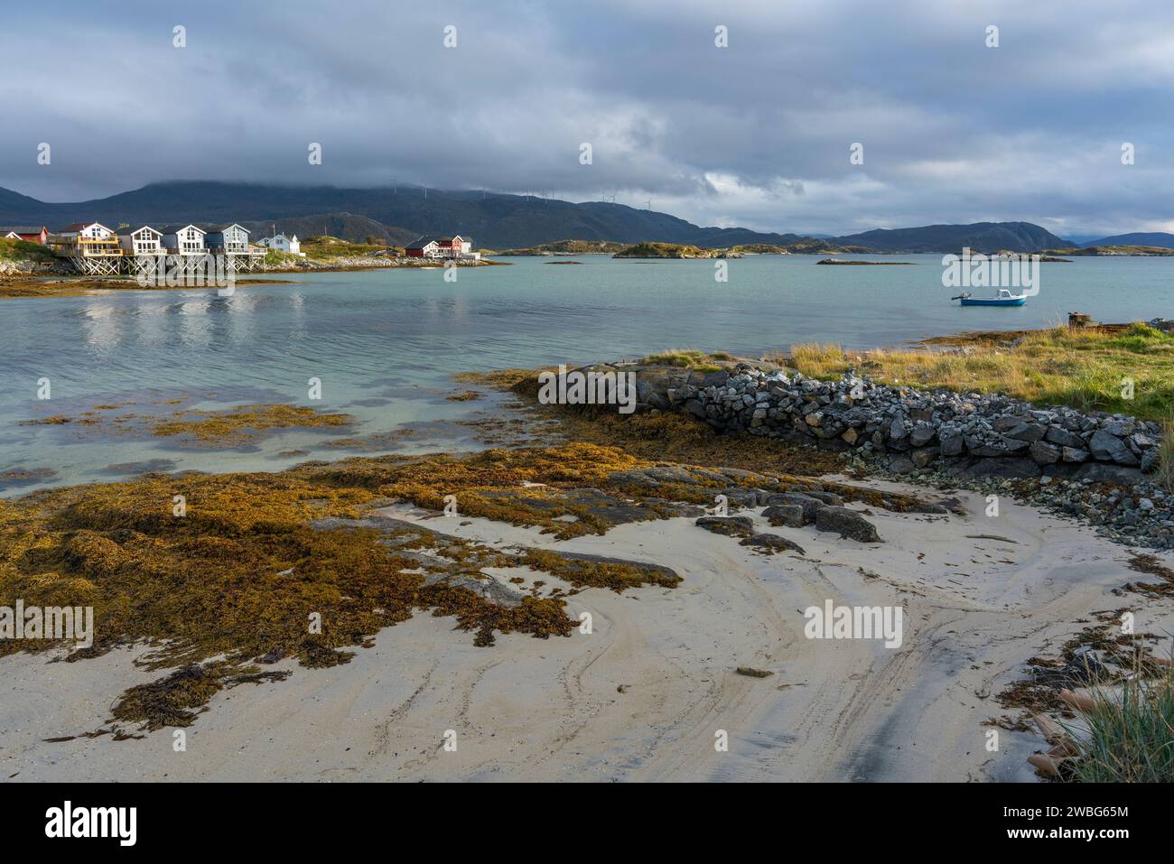 Panorama, Haus am See, Ferienhaus am Meer, Herbststimmung in Norwegen, Ruhe am Strand des Atlantik, Meerblick und Herbstfarben Banque D'Images