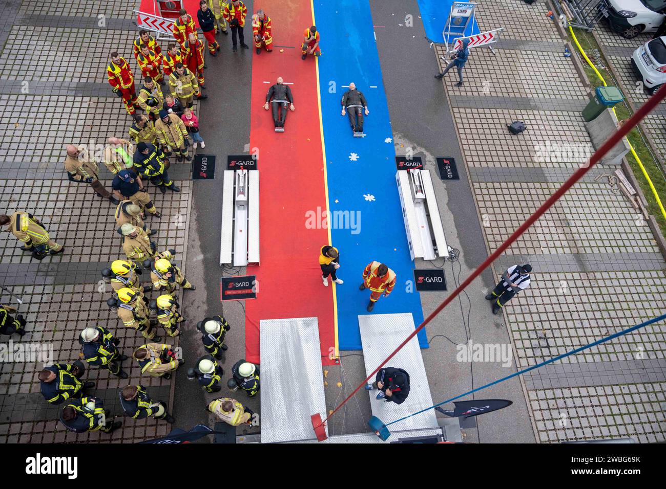 Une vue aérienne du premier parcours du défi de combat des pompiers de la garnison de l'armée américaine Stuttgart à Panzer Kaserne, Boeblingen, Allemagne, le 28 octobre 2023. Surnommé les « deux minutes les plus difficiles du sport », le défi en cinq parties, qui remonte à 1991, teste les concurrents sur les compétences de base en matière de lutte contre les incendies. Plus de 85 pompiers des villes allemandes et des garnisons de l'armée américaine à travers l'Europe ont participé. USAGE ÉDITORIAL UNIQUEMENT ! Non destiné à UN USAGE commercial ! Banque D'Images