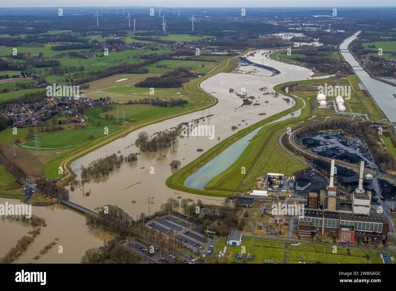 Luftbild vom Hochwasser der Lippe, Weihnachtshochwasser 2023, Fluss Lippe tritt nach starken Regenfällen über die Ufer, Überschwemmungsgebiet am Chemiepark Hüls, Chemiezone, Wesel-Datteln-Kanal, Marl, Ruhrgebiet, Nordrhein-Westfalen, Deutschland ACHTUNGxMINDESTHONORARx60xEURO *** vue aérienne de la crue de la Lippe, crue de Noël 2023, la rivière Lippe déborde de ses rives après de fortes pluies, zone inondable au parc chimique de Hüls, zone chimique, canal de Wesel Datteln, Marl, zone de la Ruhr, Rhénanie du Nord-Westphalie, Allemagne ATTENTIONXMINDESTHONORARx60xEURO Banque D'Images