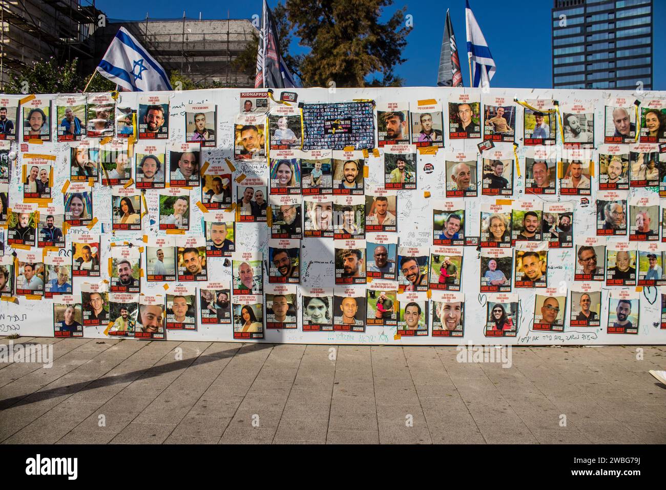 Tel Aviv, Israël - 10 janvier 2024 Affiches du visage des otages enlevés par le Hamas lors de l'attaque terroriste du 7 octobre 2023 sont mécontents Banque D'Images