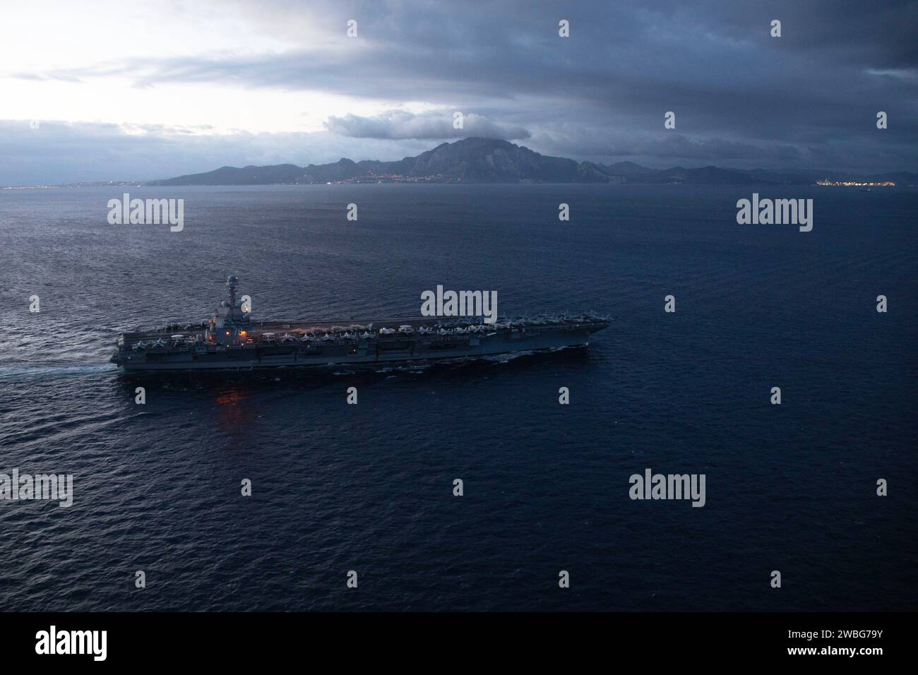 5 janvier 2024 - Détroit de Gibraltar - le porte-avions USS Gerald R. Ford transite dans le détroit de Gibraltar, janvier. 5, 2024. Les États-Unis maintiennent des forces déployées à l'avant, prêtes et postées pour dissuader l'agression et soutenir la sécurité et la stabilité dans le monde entier. (Image de crédit : © U.S. Navy/ZUMA Press Wire) USAGE ÉDITORIAL SEULEMENT! Non destiné à UN USAGE commercial ! Banque D'Images