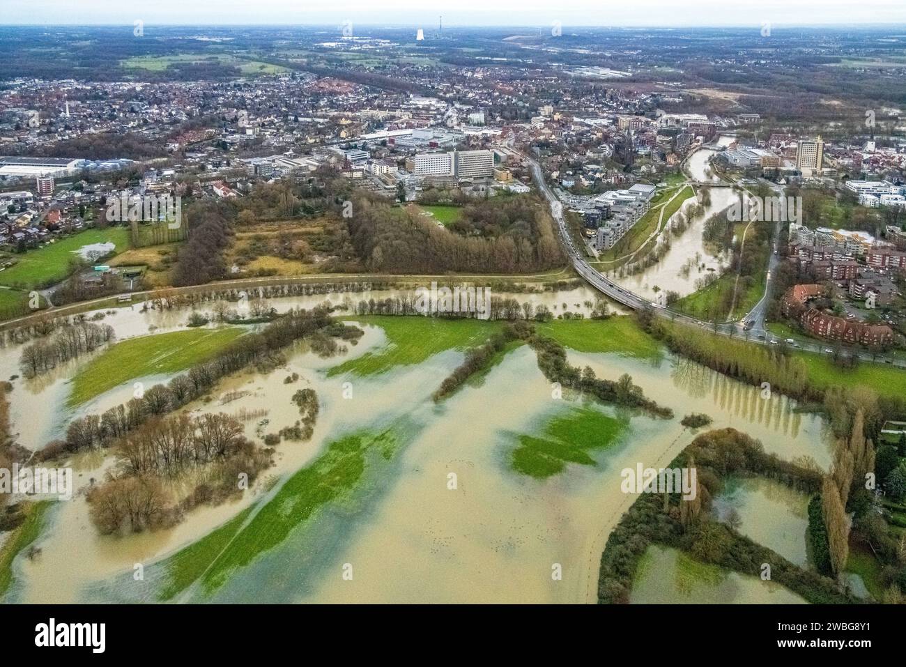 Luftbild vom Hochwasser der Lippe, Weihnachtshochwasser 2023, Fluss Lippe tritt nach starken Regenfällen über die Ufer, Überschwemmungsgebiet Lippeaue am Lippewohnpark, Lippebrücke Konrad-Adenauer-Straße und Blick auf Lünen City mit St. Marien Hospital und Rathaus Stadt Lünen, Bäume im Wasser, Lünen, Ruhrgebiet, Rhénanie-du-Nord-Westphalie, Deutschland ACHTUNGxMINDESTHONORARx60xEURO *** vue aérienne de la crue de la Lippe, crue de Noël 2023, la rivière Lippe déborde ses rives après de fortes pluies, zone inondable Lippe plaine de Lippe à Lippewohnpark, pont Lippe Konrad Adenauer Straße et vue de Lünen cit Banque D'Images