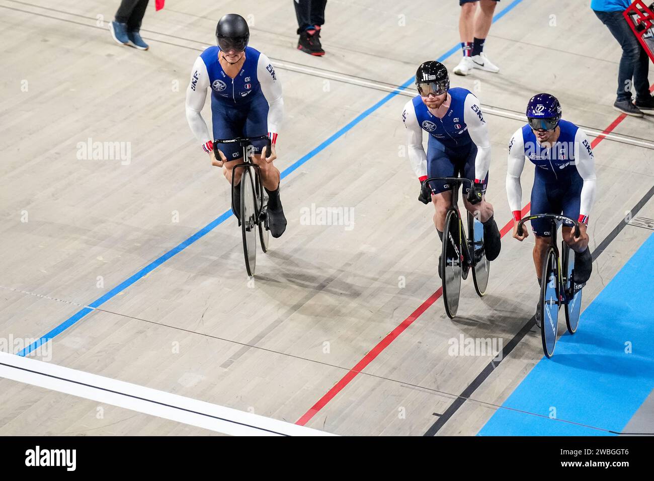 Apeldoorn, pays-Bas. 10 janvier 2024. APELDOORN, PAYS-BAS - 10 JANVIER : Rayan Helal de France, Sebastien Vigier de France et Florian Grengbo de France en compétition dans le premier tour de sprint par équipe masculin au jour 1 des Championnats d'Europe UEC Track Elite 2024 à Omnisport le 10 janvier 2024 à Apeldoorn, pays-Bas. (Photo de Rene Nijhuis/Agence BSR) crédit : Agence BSR/Alamy Live News Banque D'Images