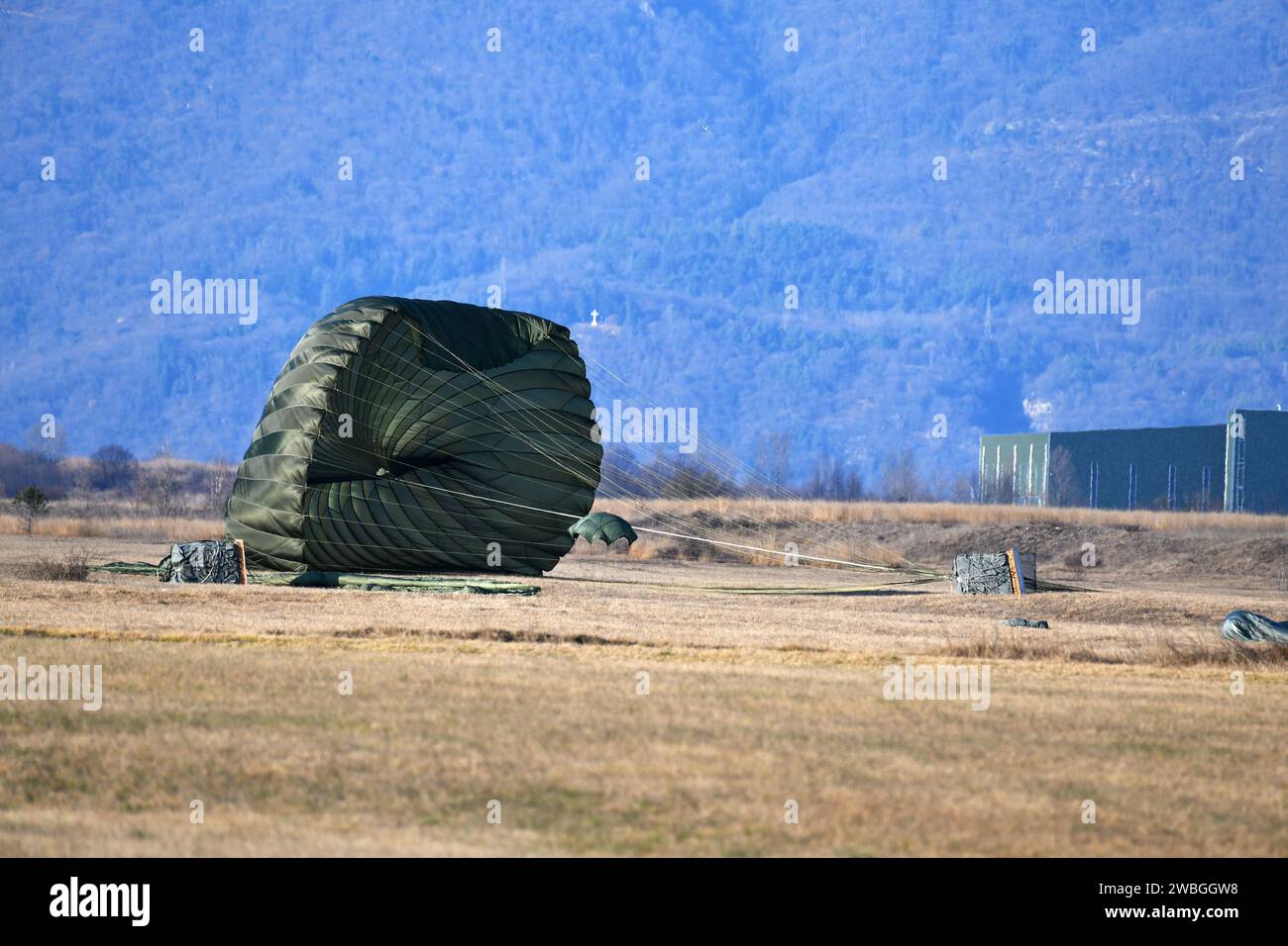 Les parachutistes de l'armée américaine affectés au 1e bataillon, 503e régiment d'infanterie parachutiste, 173e brigade aéroportée, libèrent des paquets lourds de largage avec un avion C-130 Hercules de la 86e escadre aérienne de l'US Air Force sur la zone de largage de Frida à Pordenone, en Italie, le 9 janvier, 2024. la 173e Brigade aéroportée est la Force d ' intervention d ' urgence de l ' armée des États-Unis en Europe, qui fournit des forces rapidement déployables aux zones de responsabilité des États-Unis en Europe, en Afrique et au commandement central. Déployée à travers l'Italie et l'Allemagne, la brigade s'entraîne régulièrement aux côtés des alliés et des partenaires de l'OTAN pour établir des partenariats et renforcer ses capacités Banque D'Images