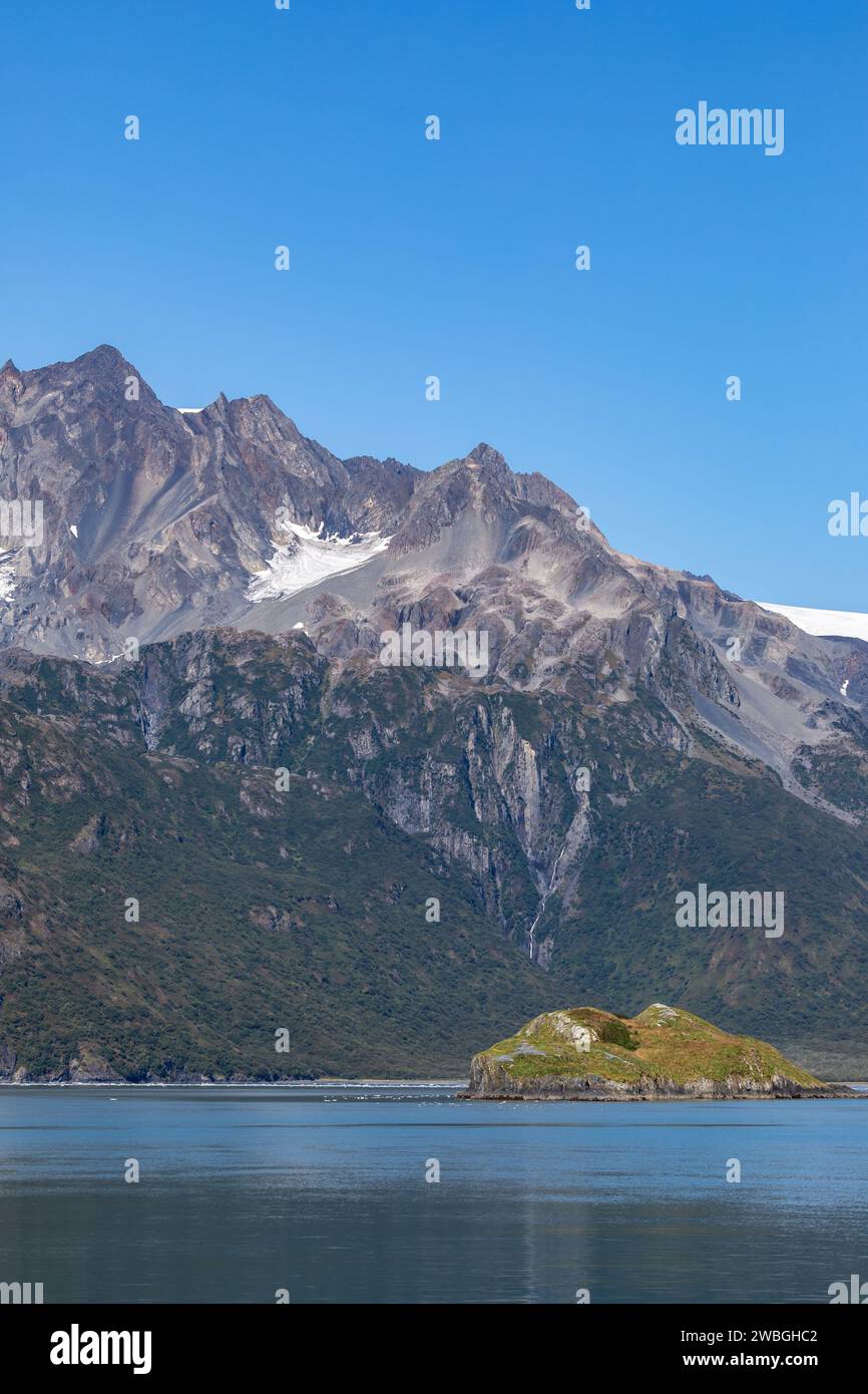 Sommets de montagnes rocheuses et glaciers les glaciers s'élèvent au-dessus des eaux bleues calmes de l'océan dans une nature sauvage vierge de l'Alaska Banque D'Images