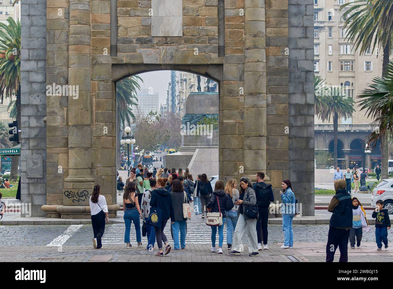 Les gens marchent à travers la vieille ville de Montevideo. Ancienne construction du mur qui existait il y a longtemps. Banque D'Images
