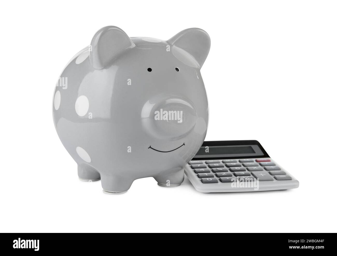 Calculatrice et tirelire grise isolée sur blanc Banque D'Images
