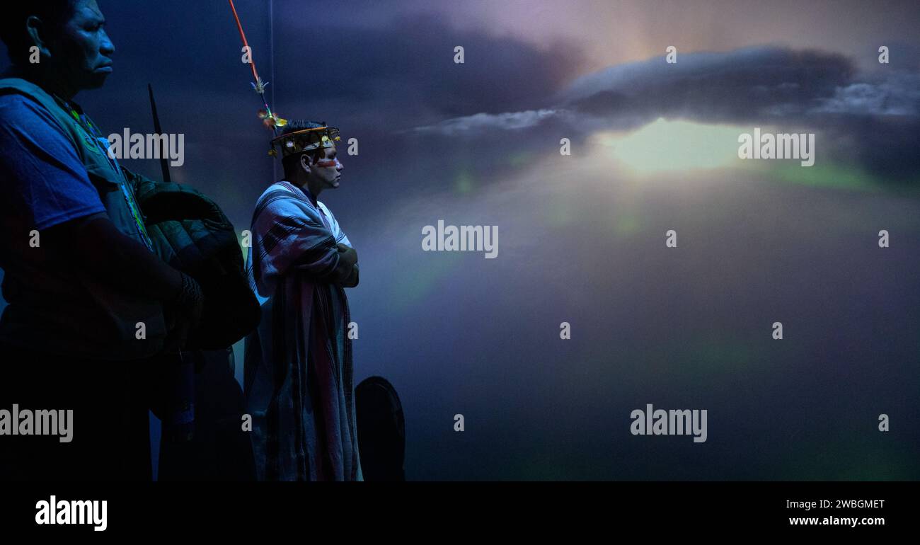 Les dirigeants amazoniens visitent le Centre d’information sur la Terre de la NASA, vendredi 17 novembre 2023, au siège de la NASA Mary W. Jackson Building à Washington. Les dirigeants, rejoints par des professeurs de l’Université de Richmond et des représentants de la NASA, se sont réunis pour discuter de la façon dont les données de la NASA peuvent être utilisées pour aider à protéger l’Amazonie. Crédit photo : (NASA/Bill Ingalls) Banque D'Images